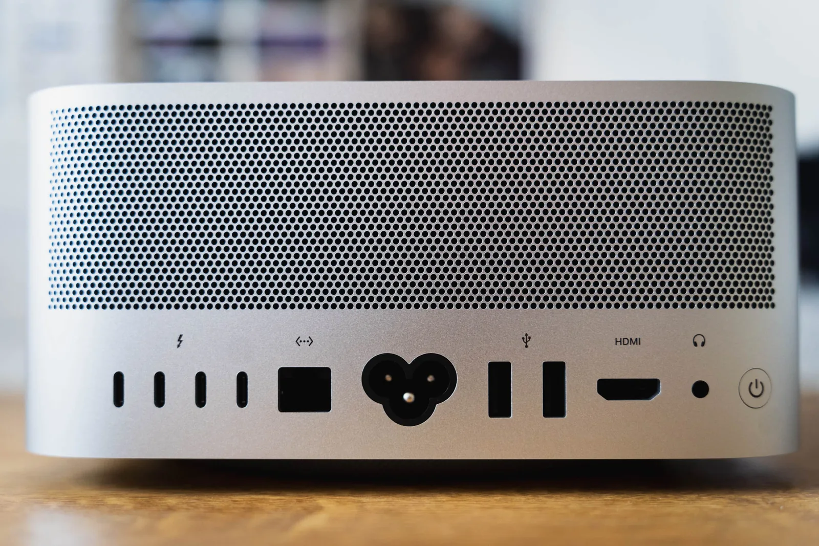 Spatele unui Mac Studio, cu porturile Thunderbolt, USB-A, Ethernet și HDMI aliniate pe panou